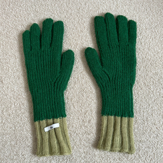 Contrast green gloves