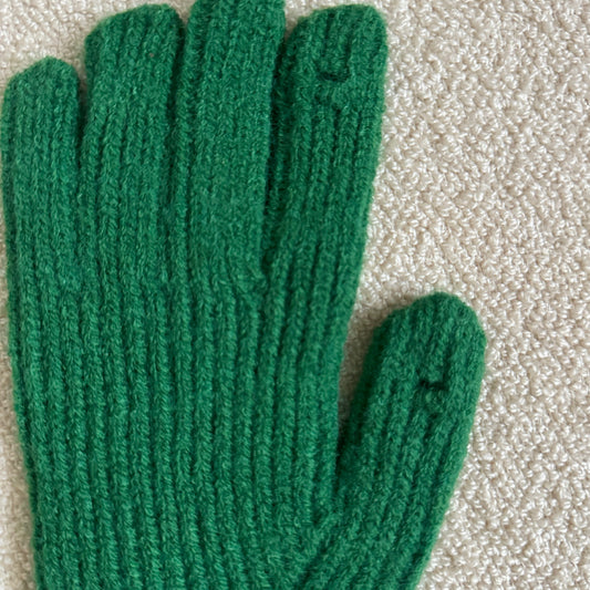 Contrast green gloves